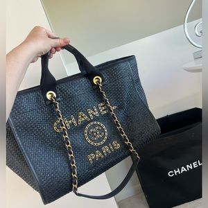 Chanel
Deauville tote
Black, Polyester